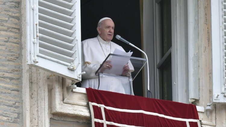 Le Pape François depuis les appartements pontificaux, le 23 mai. 
