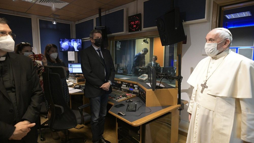 Le Pape François dans les locaux de Radio Vatican.