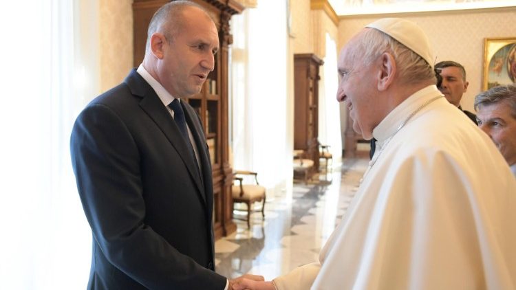Папа Франциск с президента на България Румен Радев