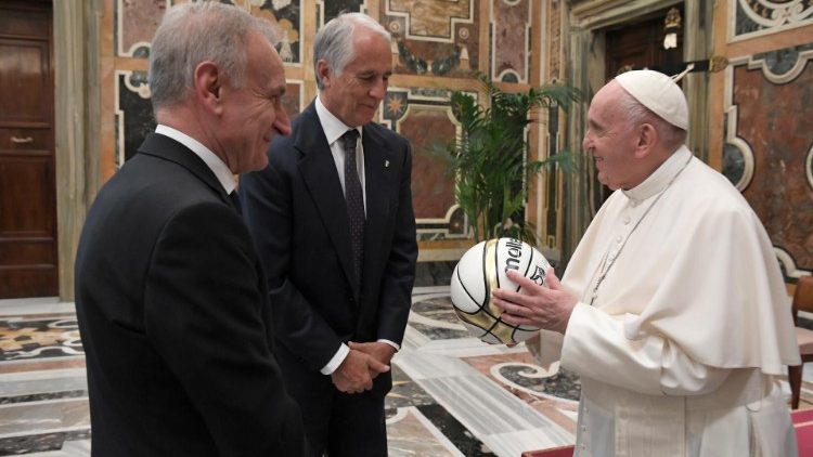 Papież: w życiu, jak w sporcie potrzebna jest zespołowość i dyscyplina 