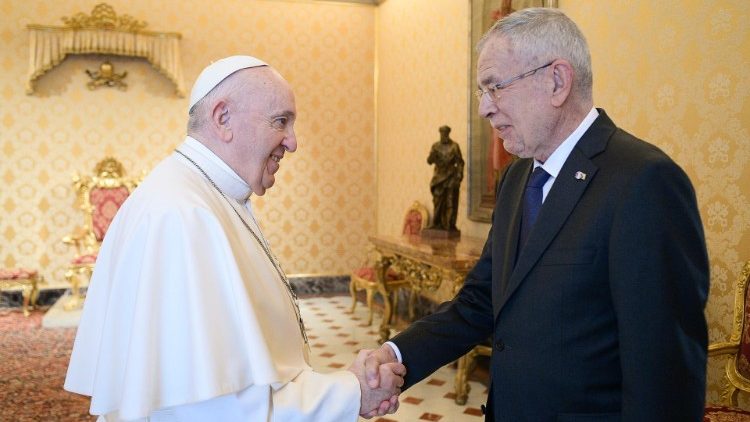Papst Franziskus begrüßt Österreichs Präsidenten Alexander Van der Bellen