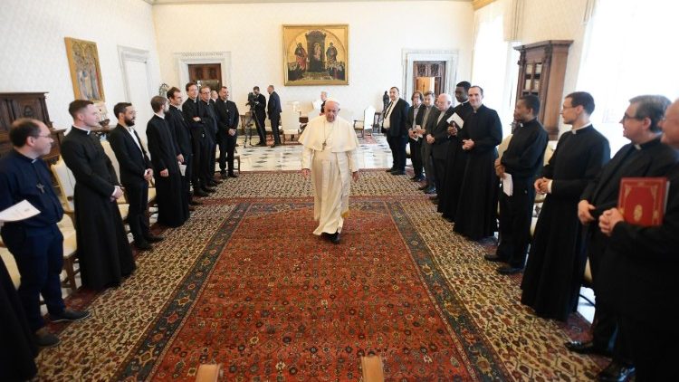 산 루이지 데이 프란체시 신학원 공동체 사제들의 예방을 받은 프란치스코 교황