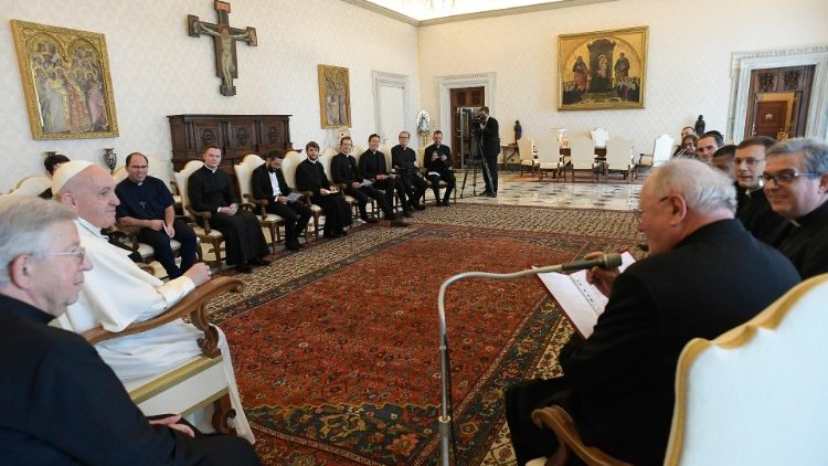Le Pape recevant les prêtres de Saint-Louis-des-Français, le 7 juin 2021.