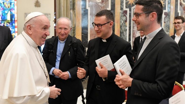 Der Papst und die jungen Seminaristen aus Ancona bei der Audienz im Vatikan