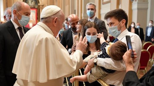 El Papa saluda a una familia durante la audiencia a los diáconos de la diócesis de Roma.