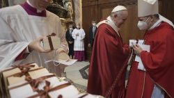 Am 29. Juni 2021 feierte der Papst die Messe unter Covid-Bedingungen