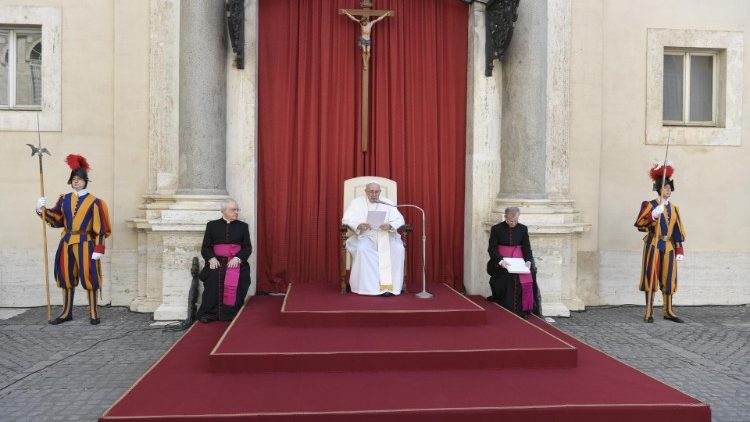 교황청 사도궁 산 다마소 안뜰에서 열리는 교황의 수요 일반알현