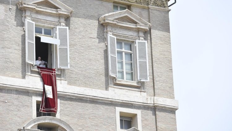 Le Pape à la fenêtre des appartements pontificaux, le dimanche 4 juillet 2021.