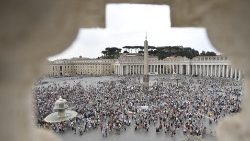 Ogni secondo martedì, dal 14 marzo, l'adorazione eucaristica in piazza San Pietro