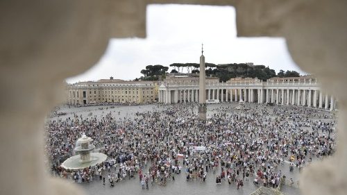Ogni secondo martedì, dal 14 marzo, l'adorazione eucaristica in piazza San Pietro