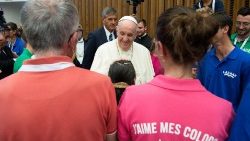 Le 28 août 2021, en salle Paul VI au Vatican, le Pape François et des membres de l'association Lazare. 