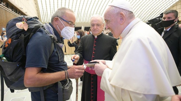 Le Pape François et le père Santo Borrelli, lors de l'audience générale du 1er septembre 2021, en salle Paul VI au Vatican. 