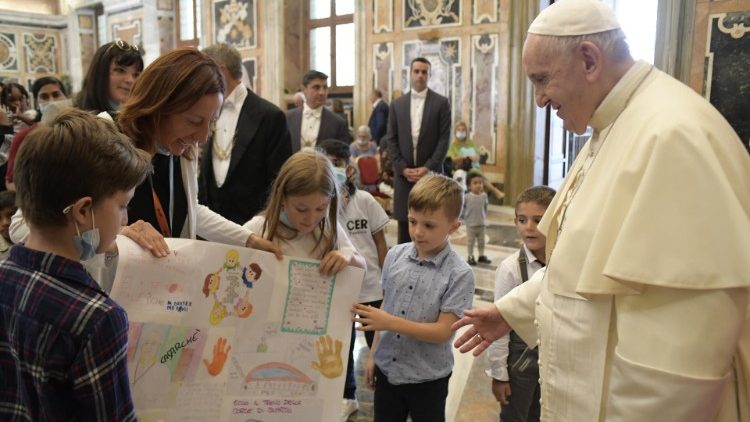 프란치스코 교황과 아르케 재단 구성원들의 만남