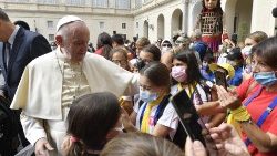 Il Papa durante un incontro con i bambini (archivio)