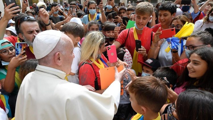 Papa Francisco com crianças migrantes