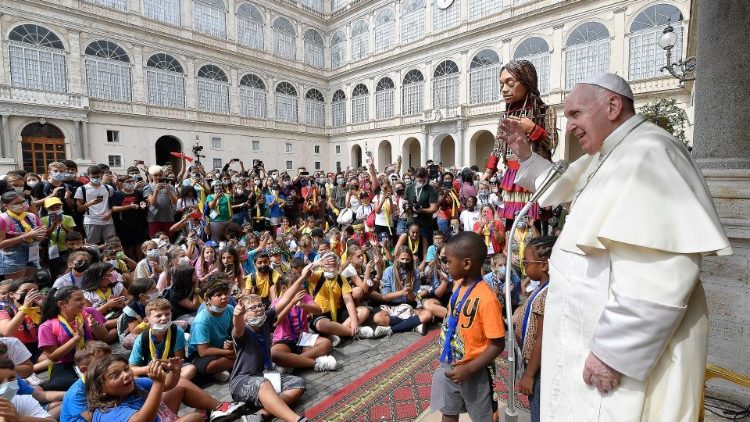 교황이 교황청 사도궁 내 산 다마소 안뜰에서 ‘환대 순례 대행진’에 참여하고 있는 어린이들을 만나고 있다.