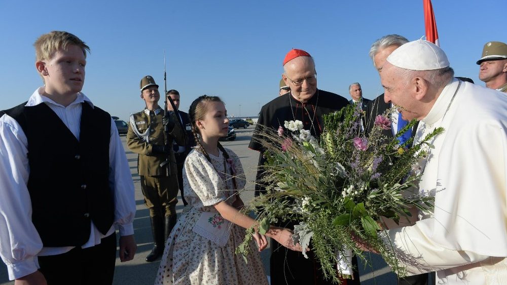 Le Pape François accueilli à l'aéroport de Budapest - à sa droite, le cardinal Peter Erdő, archevêque d'Esztergom-Budapest et primat de Hongrie