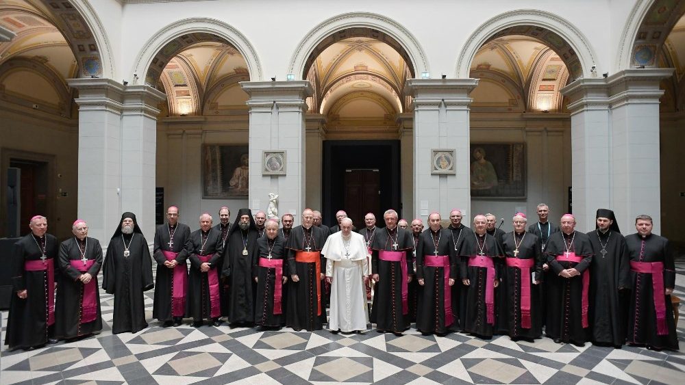 Papež Frančišek se je v Muzeju likovne umetnosti v nedeljo, 12. septembra, pred sveto mašo, srečal z madžarskimi škofi.