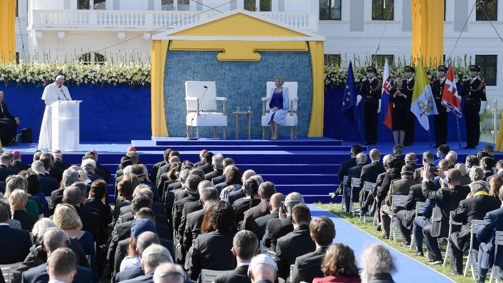 Le Pape François s'exprime depuis les jardins du Palais présidentiel de Bratislava, le 13 septembre 2021