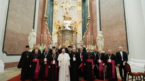 Papež Frančišek se je pred sveto mašo zadržal v molitvi s slovaškimi škofi