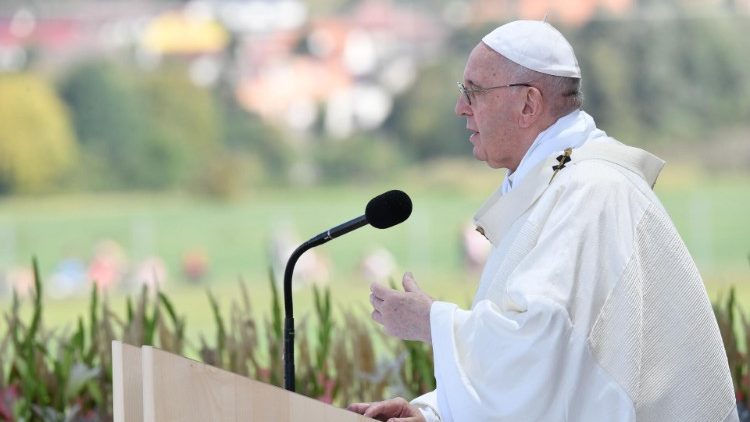 Papież: wiara wyraża się w drodze, proroctwie oraz współczuciu
