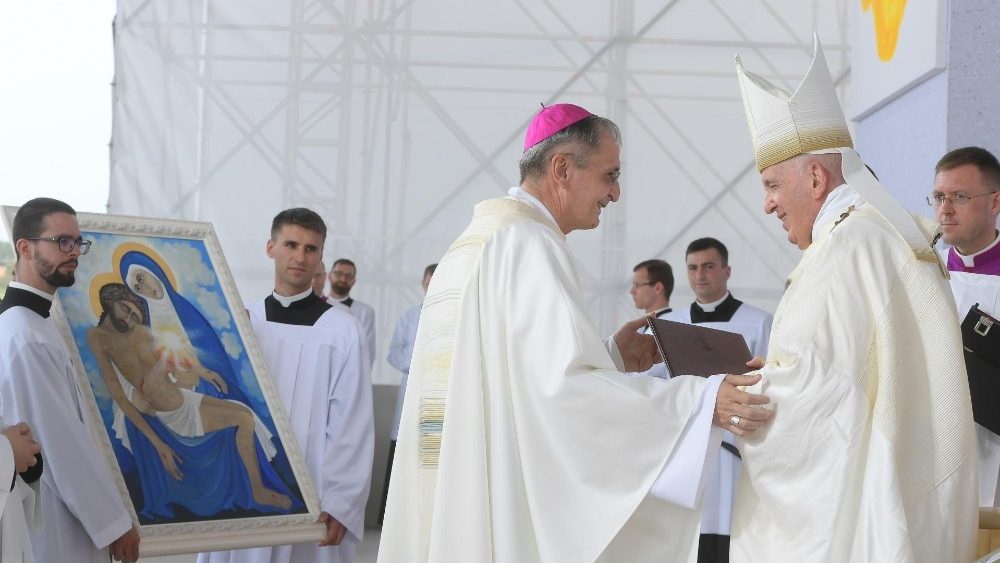 Mons. Zvolenský odovzdáva Svätému Otcovi dar na záver slávnosti v Šaštíne (Vatican Media)