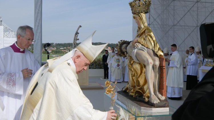 Ferenc pápa aranyrózsát ajándékoz a sasvári Hétfájdalmú Szűzanyának  