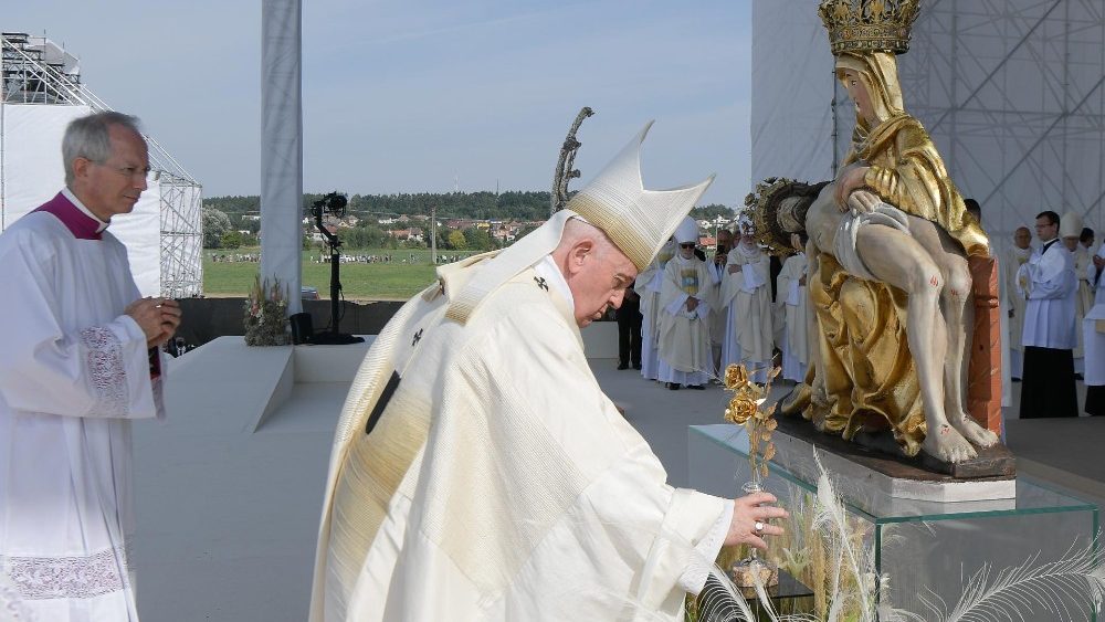 À la fin de la messe, le Saint-Père a déposé une rose d'or devant la statue de Notre-Dame des Sept Douleurs du sanctuaire de Šaštin - 15 septembre 2021 