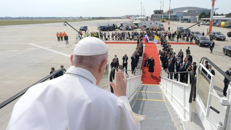 Papa Francisco acena para os presentes no Aeroporto de Bratislava