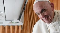 Le Pape écoute une question lors de la conférence de presse sur le vol Bratislava-Rome, le 15 septembre 2021.