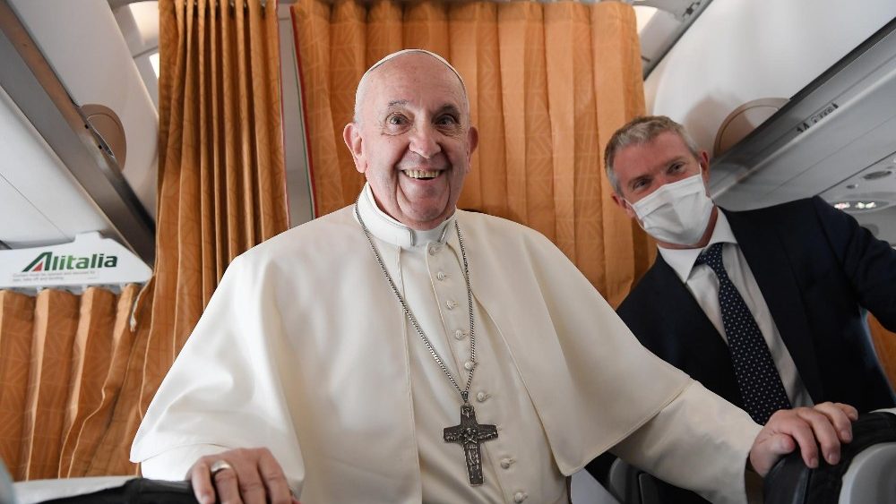 Pápež František prišiel medzi novinárov počas návratu do Ríma