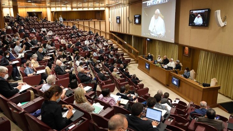 Le Pape François rencontre les associations internationales de fidèles en salle du Synode, jeudi 16 septembre 2021. 