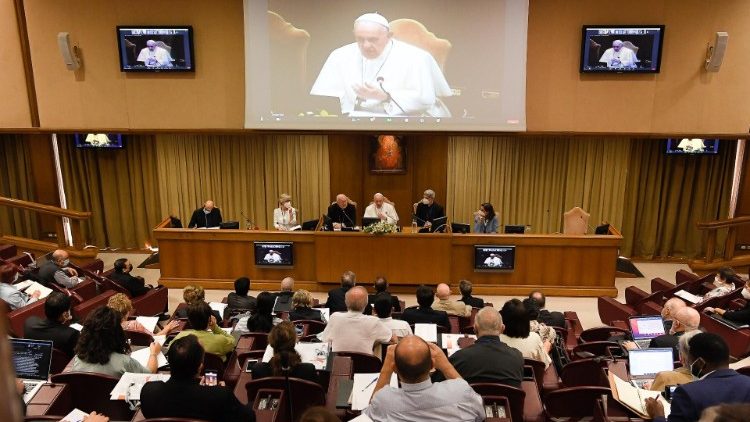 O Papa Francisco durante o encontro com os moderadores de associações de fiéis, movimentos eclesiais e novas comunidades 