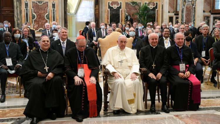 Ferenc pápa a Pápai Életvédő Akadémia tagjaival