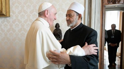 Um abraço entre Francisco e o Grão Imame de Al-Azhar, no Vaticano