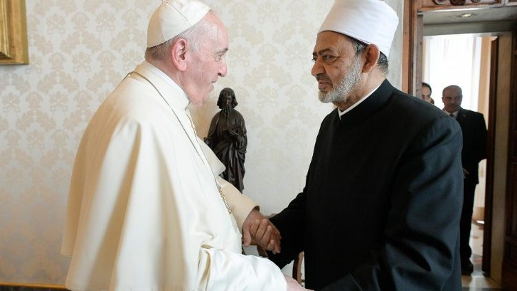 Papež při setkání a Ahmadem Al-Tayyebem ve Vatikánu v dubnu 2021