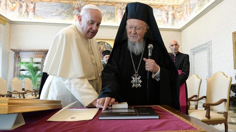 Foto zo stretnutia pápeža Františka s patriarchom Bartolomejom vo Vatikáne (4. okt. 2021)