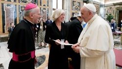 Papež František se Stefanií Gianniniovou a mons. Vincenzem Zanim  