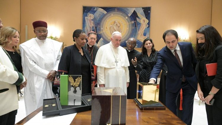 I membri dell' Alto Comitato per la Fratellanza Umana che promuove il Premio Zayed con Papa Francesco nell'ottobre 2021