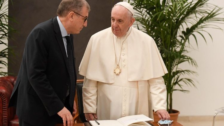 Rector de la Pontificia Universidad Lateranense junto al Papa Francisco