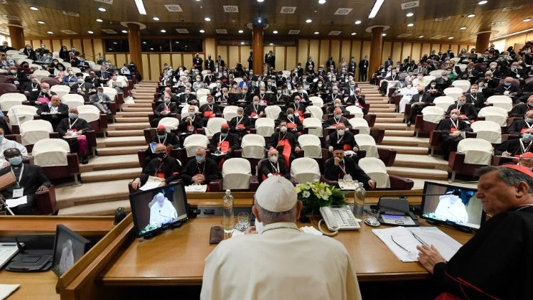 Papa Franjo tijekom trenutka razmišljanja koji je prethodio početku Sinode; Vatikan, 9. listopada 2021. 