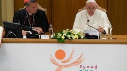 Le cardinal Grech, ici auprès du Pape François lors du week-end d'ouverture du processus synodal, le 9 octobre 2021.