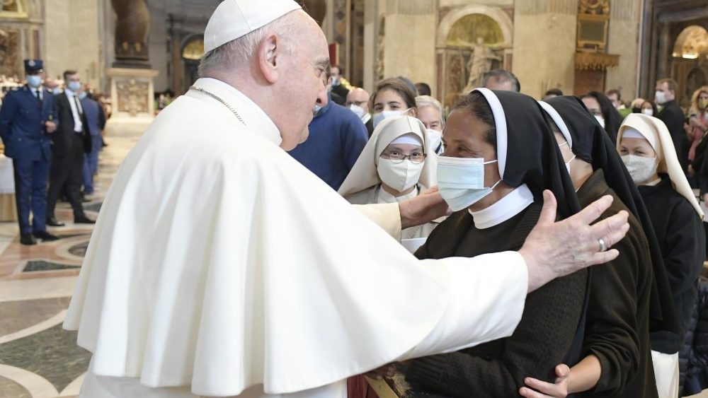 Stretnutie pápeža so sestrou Gloriou pred svätou omšou otvorenia synody (10. okt. 2021)