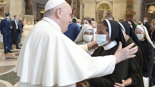 Pápež sa zvítal s kolumbijskou misionárkou, štyri roky zadržiavanou v Mali