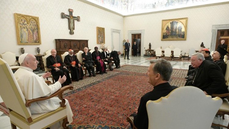Ferenc pápa a Szinódusi Főtitkárság tagjaival (2021. október 11)
