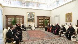 Le Pape François a reçu la Secrétairerie générale du Synode des évêques dans la bibliothèque du palais apostolique, en octobre 2021. 