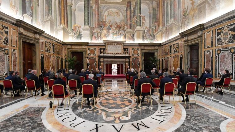 Le Pape et les membres de la Fondation du campus bio-médical de Rome, le 18 octobre 2021, au Palais apostolique. 