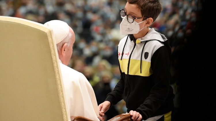 Papież: dziecko udziela lekcji, jak zbliżyć się do Pana