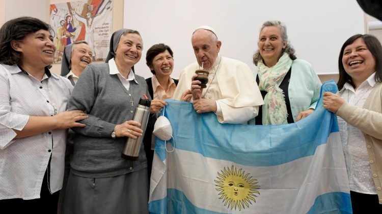 Una bandiera dell'Argentina e un bicchiere di Mate per il Papa
