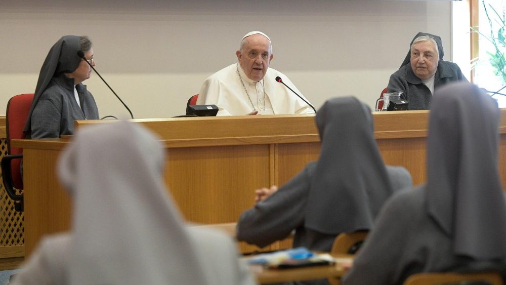 Il Papa con le partecipanti al Capitolo generale delle salesiane